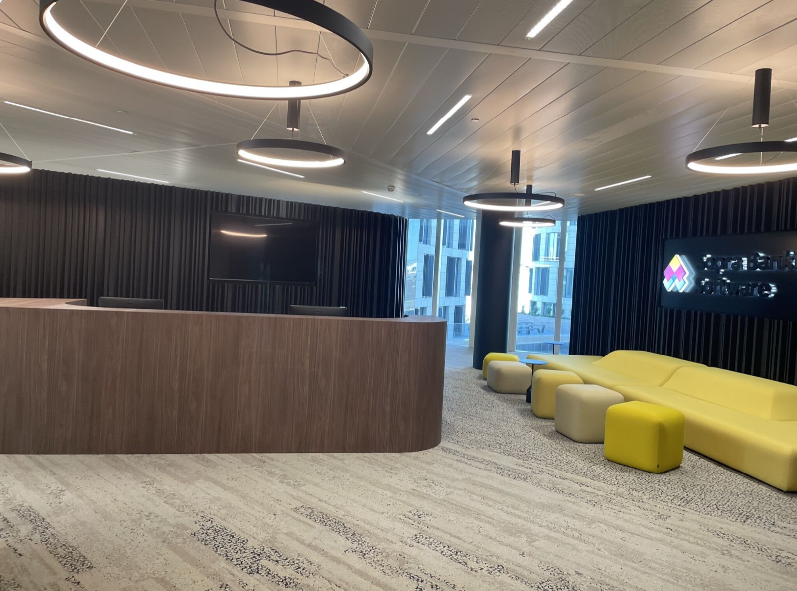 Accueil de bureaux Sopra Banking Software avec éclairage LED circulaire