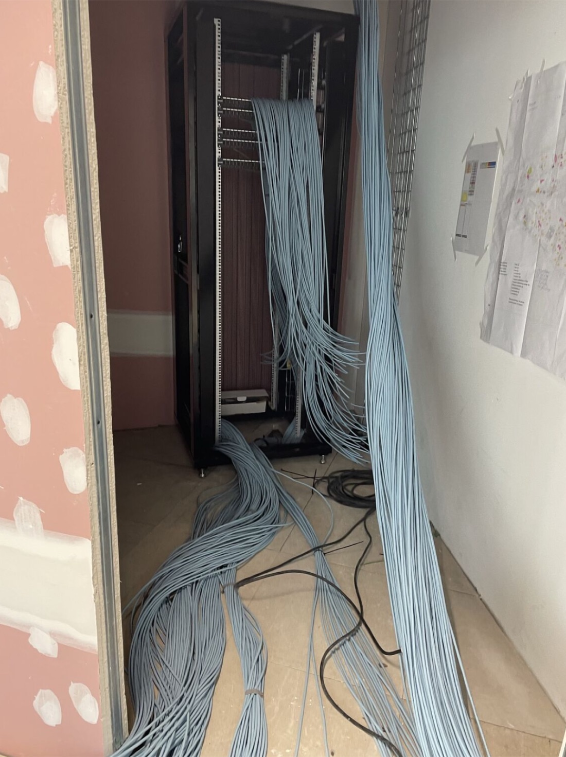 Faisceaux de câbles RJ45 tirés jusqu'à la baie