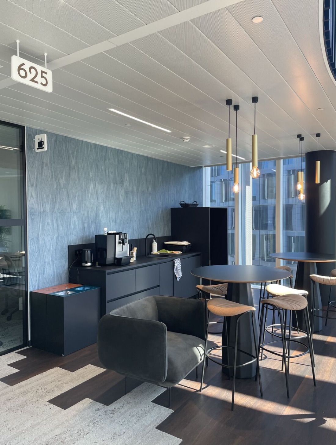 Cafétéria de bureaux avec suspensions