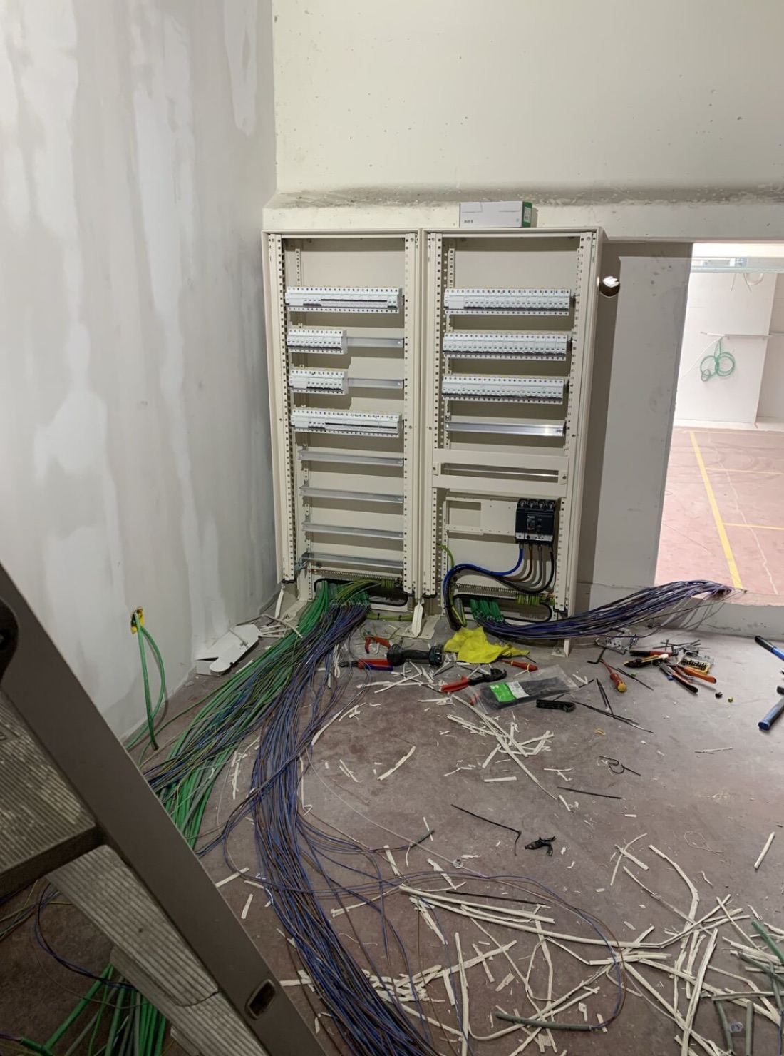 Deux armoires électriques en cours d'équipement