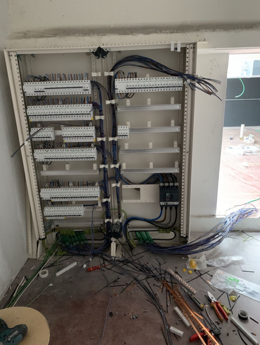 Tableau électrique général en cours de câblage